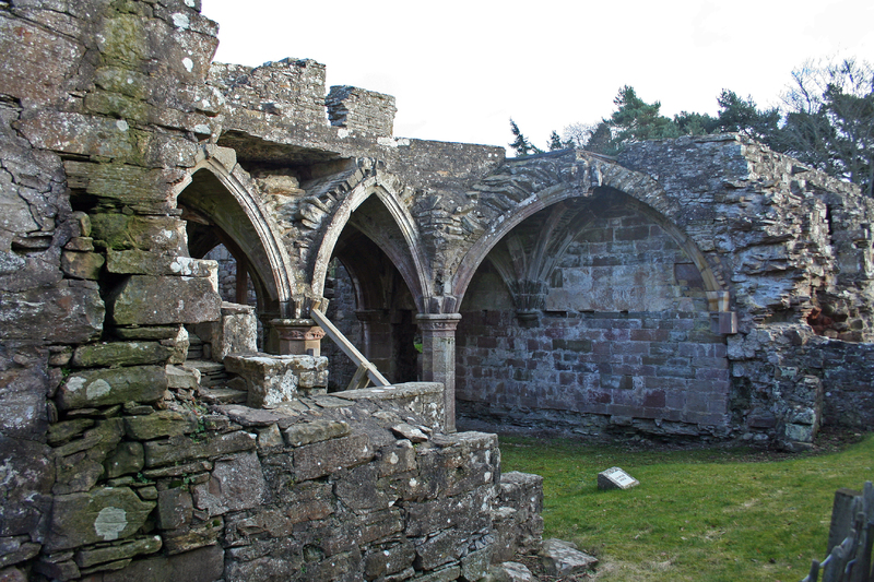 Balmerino_Abbey_Chapter_House.jpg